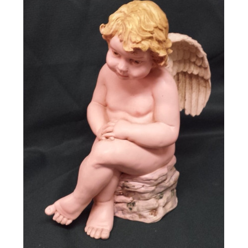 Engelbeeld zittend op stam, polystone, 25 cm.