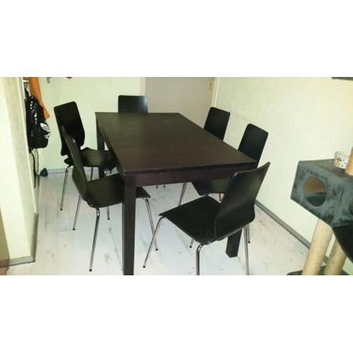 Zwarte tafel met 6 stoelen