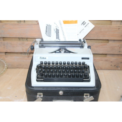 Vintage Erika mod.100 typemachine met originele papieren