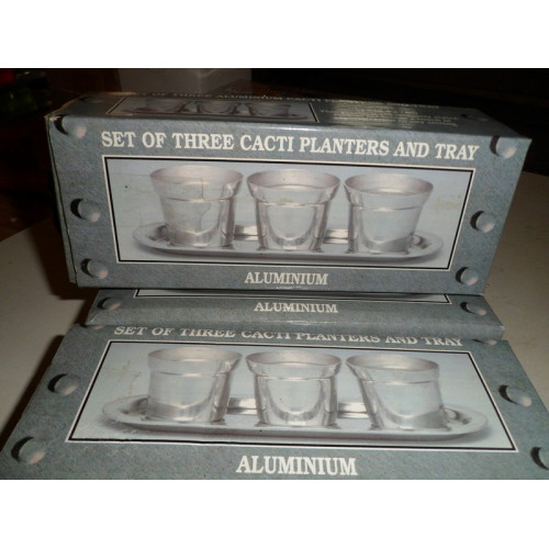 4x een set van 3 aluminiumpootjes op tray