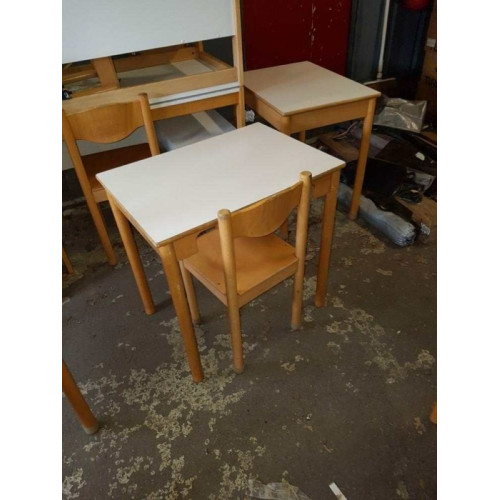 School tafeltje met stoeltje (schilte ) aantal 1 stuks.