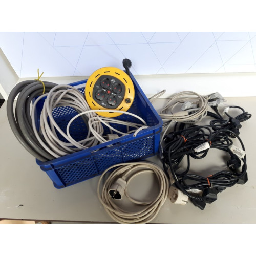 Diverse Verlengsnoeren en kabels , inclusief mandje