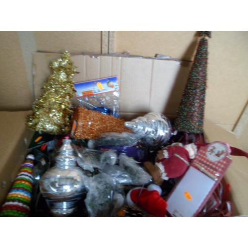 Grote doos helemaal gevuld met diverse kerst 