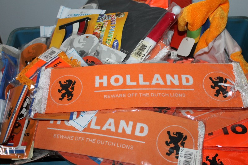 Oranje supporters items , ca 80 stuks (Kavel nr 747591, Eindtijd 19