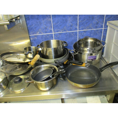 Diverse keukengerief, pannen, ketels zoals afgebeeld