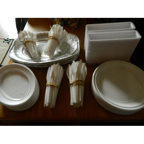 Campingkavel ( alu schalen-plast.vorken-plastic.messen-2 soort bord-fricandel bakjes