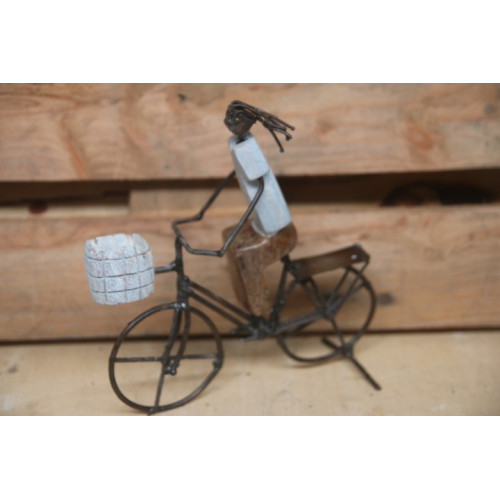 Kunstwerk Metaal en steen vrouw op een fiets