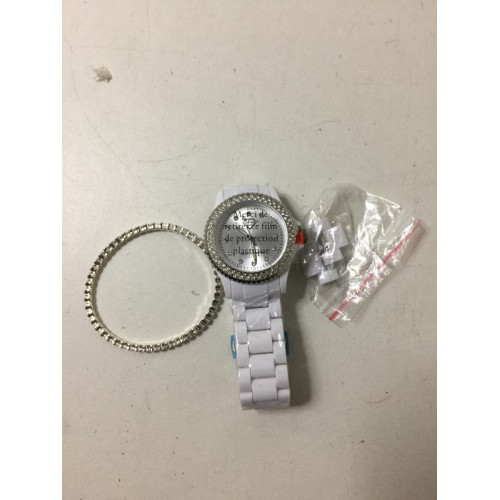 1x armbandje, kleur zilver. 1x horloge, kleur wit.