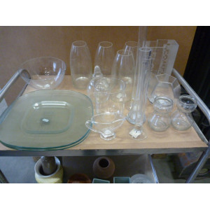 glas en aardewerk voor decoratie doeleinden c.a. 18 items