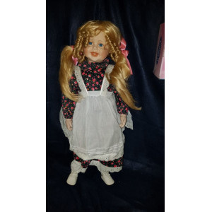 Porseleinen pop meisje in jurk/schort 70 cm aantal 1 stuks.
