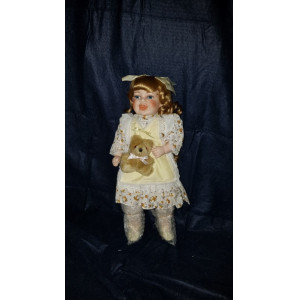 Porseleinen pop meisje met beertje 45 cm aantal 1 stuks.