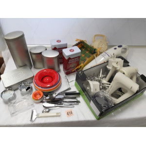 Keukengerei; mixer-en keukenmachine BRAUN, set voorraadblikken, asbakken, kruimeldief, en meer