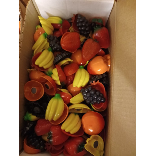 Partij diversen fruit koelkast magneten volle doos aantal 1 doos.