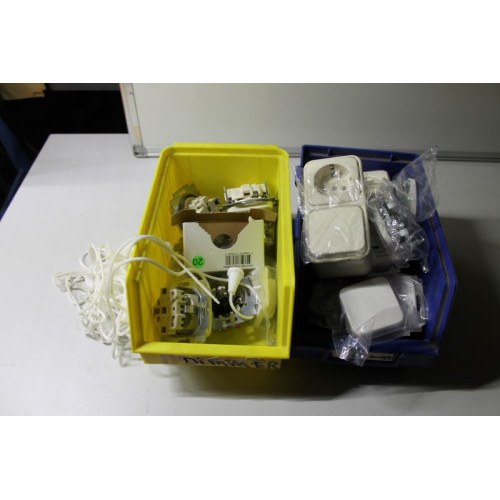 Magazijnbakken 2 stuks met div elektro items zie foto