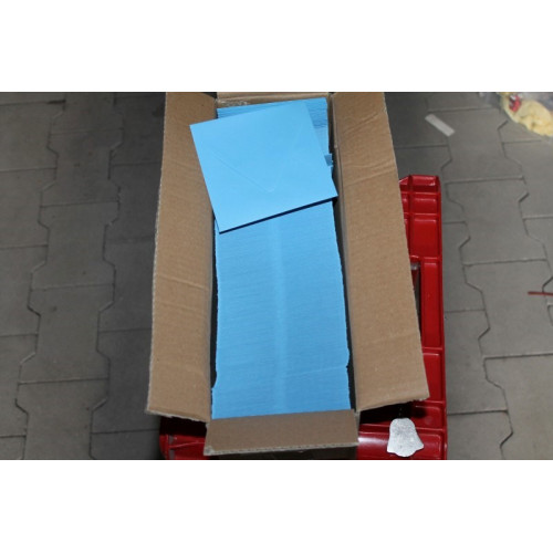 doos met blauwe enveloppen