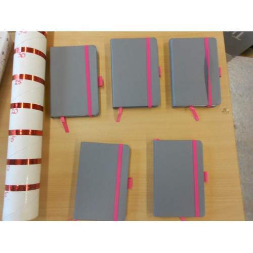 5 notitieboekjes A6 met elastiek en penhouder grijs