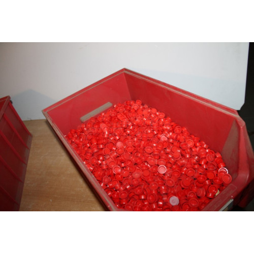 Afdichtdop 17 mm rood ca 4000 stuks  incl magazijnbak