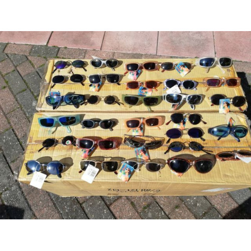Zonnebrillen mix van soorten 20 stuks