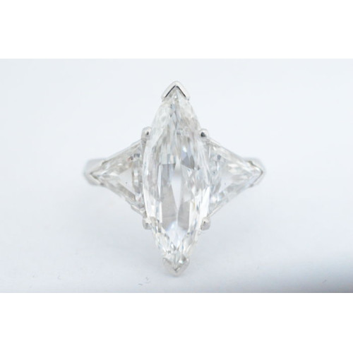 Witgouden ring met een zeer grote marquise geslepen diamant