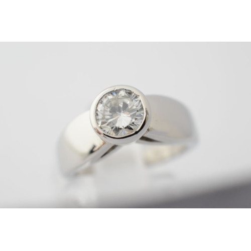 Platina solitair ring bezet met briljant geslepen diamant