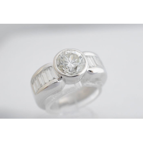 Witgouden ring met baguette B13:B63en briljant geslepen diamanten 