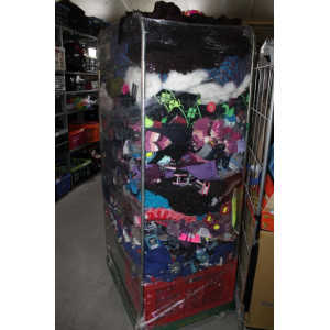 Container met diverse goederen oa sokken , slippers mutsen en sjaals minimaal 400 stuks , excl rol container