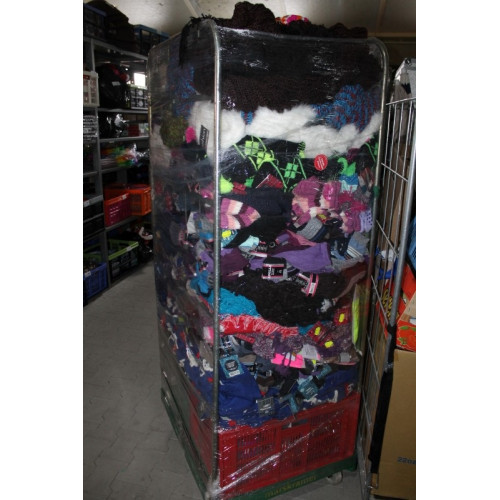 Container met diverse goederen oa sokken , slippers mutsen en sjaals minimaal 400 stuks , excl rol container