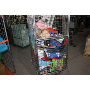 Container met diverse goederen oa decoratie en  huishoudelijk rommelmarkt items , excl rol container gebruikt en nieuw veel losse items