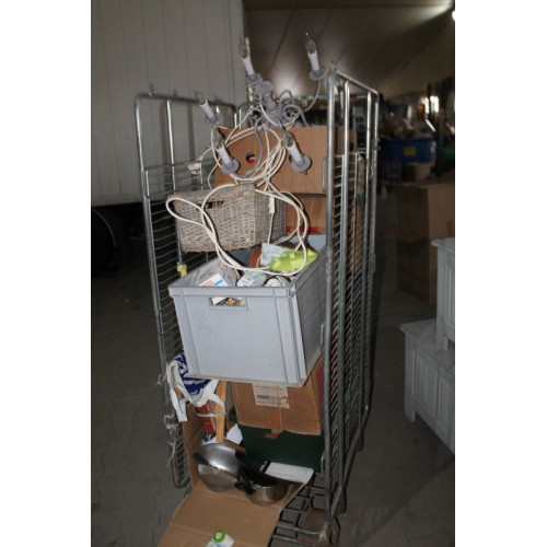 Container met diverse goederen oa decoratie en  huishoudelijk rommelmarkt items , excl rol container gebruikt en nieuw