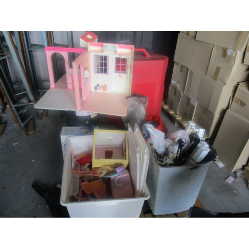 Pallet met markthandel o.a. Barbie huis en Barbie benodigdheden zie foto