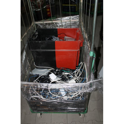 Diverse ict items kabels enz zie foto's excl rolcontainer en krat