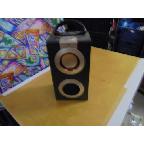 Speaker bluetooth zonder kabel showmodel stukje kapot onderkant