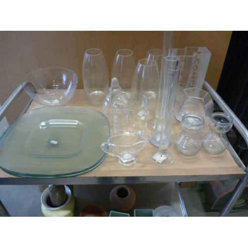 glas en aardewerk voor decoratie doeleinden c.a. 18 items