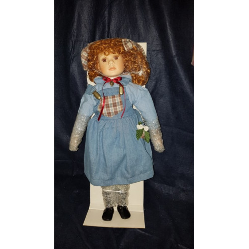 Porseleinen pop meisje in spijker jurk 60 cm aantal 1 stuks.