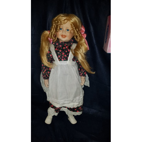 Porseleinen pop meisje in jurk/schort 70 cm aantal 1 stuks.