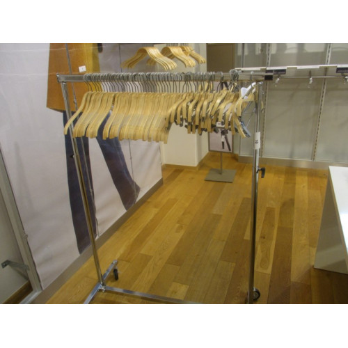 Verrijdbaar en uitschuifbaar kledingrek met hangers