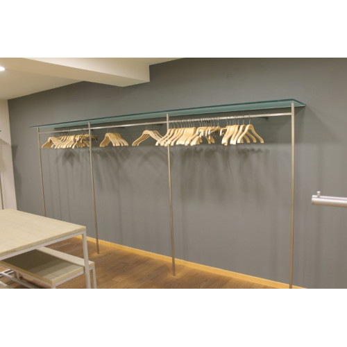Wand kleding rek met stangen glas en hangers ca 5 meter
