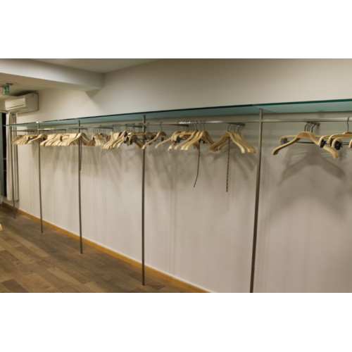 Wand kleding rek met stangen glas en hangers ca 8 meter