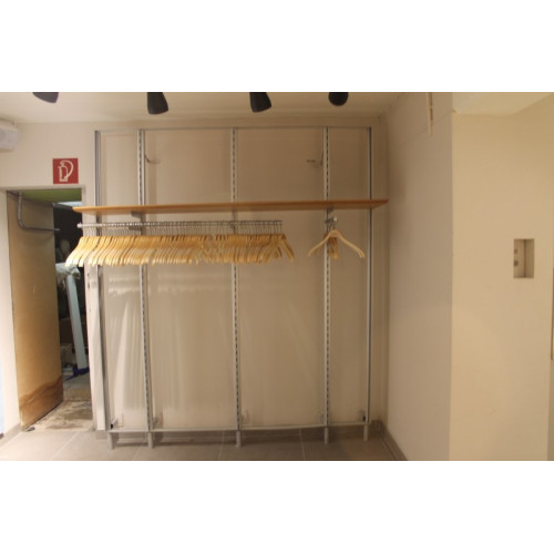 Wandkledingrek met hangers legborden en stangen 200x210 cm
