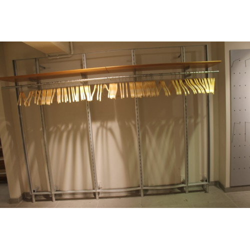 Wandkledingrek met hangers legborden en stangen ca 250 x 210 cm