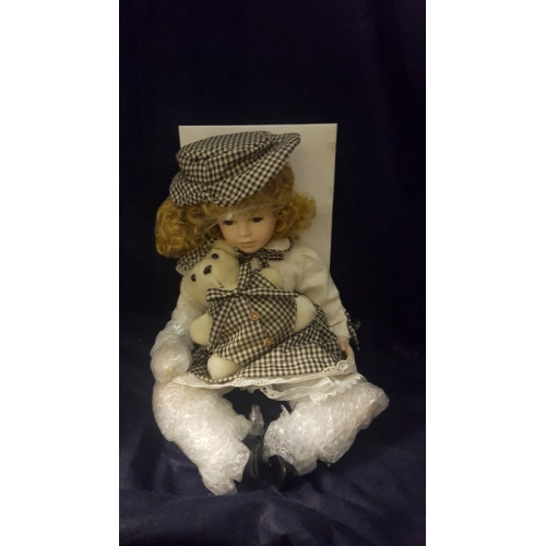 Porseleinen pop meisje met beer 40 cm aantal 1 stuks.