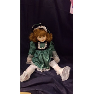 Poreseleinen pop meisje met groen hoedje 60 cm aantal 1 stuks.