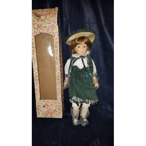 Porseleinen pop meisje in groene jurk met riet hoedje 50 cm  aantal 1 stuks.
