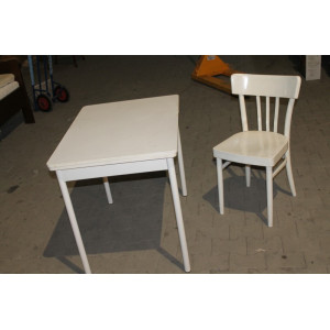Uitklabare tafel en 1 stoel 