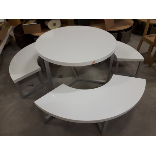 Mooie degelijke Tafel met 3 banken, rond, diameter tafel 120 cm, diameter met banken 180 cm