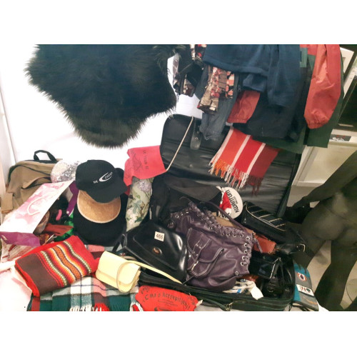 tassen en textiel, kleding en kleedjes met koffer