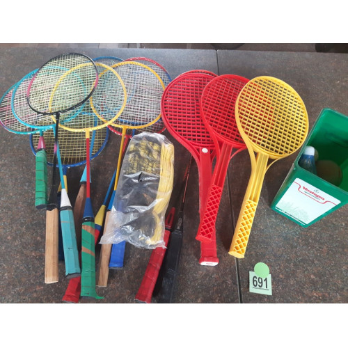 Badminton rackets 11 stuks en kunsstof tennisrackets 3 stuks, badmintonnetje en shuttles