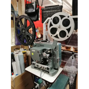 Old scool projector met geluidsbox en statief