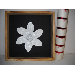 Metalen witte bloem in houten lijst