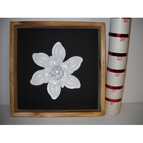Metalen witte bloem in houten lijst